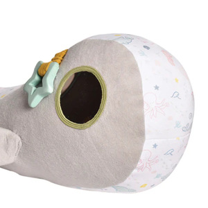 Almohada de peluche con forma de ballena para bebés, juguete suave con espejo y estrellas colgantes, juguete educativo unisex de 0 a 24 meses - Product Image 2