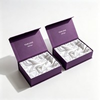 Boîte cadeau magnétique personnalisée en violet lavande avec logo en feuille d'argent, boîte rigide pliable avec doublure en satin blanc