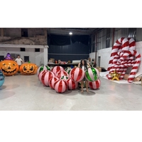 Boules miroir gonflables brillantes de grande taille avec des rayures de couleur personnalisées rouge et vert, avec un dessus en forme de boule pour la décoration de Noël, les fêtes et les événements