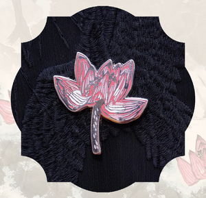 Distintivo Magnetico con Fiore di Loto Argentato, che Raffigura l'Eleganza e il Fascino Nobile dell'Estetica Cinese. - Product Image 5