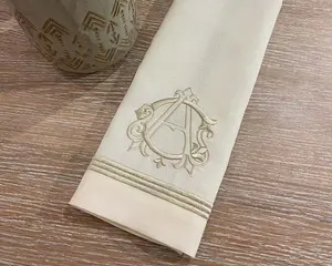 Elegante servilletas de lino Beige con bordado de monograma plateado Diseño único apto para <span class=keywords><strong>cenas</strong></span> VIP Ocasiones especiales Agregar estilo - Product Image 3
