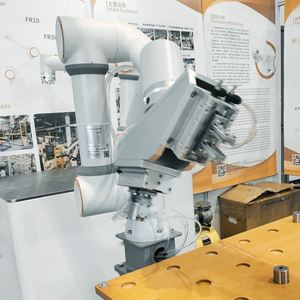 Bras robotisé industriel 6 axes durable de la série professionnelle HWINT pour lignes de production flexibles et projets d'intégration - Product Image 1
