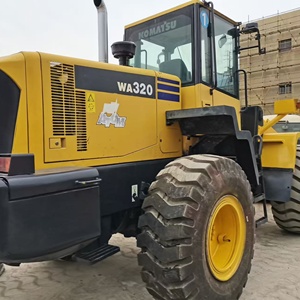 Chargeuse sur pneus Komatsu WA320 d'occasion, modèle 2020, capacité nominale de 9 tonnes, équipement de construction jaune, pompe hydraulique Denison, moteur - Product Image 1