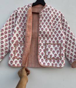Abrigo Corto Reversible de Invierno para Mujer Hecho a Mano, Chaqueta de Algodón Kantha con Estampado Floral y Técnica de Punto Bordado - Product Image 5