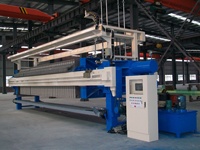 Déshydratation des boues provenant de l'atelier coupant les pierres et les marbres, filtre presse pour filtrer les eaux usées pour les recycler et les réutiliser