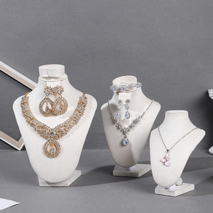 Nhà máy trực tiếp Chứng Khoán bán buôn nhung trắng Vòng cổ bông tai vòng đeo tay thiết lập đồ trang sức bao bì hiển thị bức tượng bán thân đứng kích thước khác nhau - Product Image 1