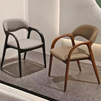 Chaise de salle à manger JP 2026 en bois de frêne massif de style nordique avec accoudoirs et dossier rembourrés pour la maison, l'hôtel et la restauration