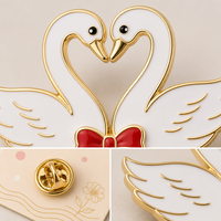 Broche émail souple 2D en forme de paire de cygnes s'embrassant, bijoux de la Saint-Valentin, plaqué or, badges métalliques en gros, épingles émail personnalisées