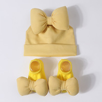 Nouvel ensemble respirant printemps bébé : bonnet doux rembourré en coton avec nœud et chaussettes tricotées, avec foulard intégré pour enfants