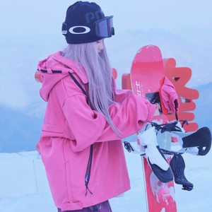 ชุดสกีพิมพ์ลายมีฮู้ดสำหรับฤดูหนาว ชุดสกีอเมริกันรุ่นใหม่สำหรับผู้ชายและผู้หญิง เหมาะสำหรับเล่นสโนว์บอร์ดและกิจกรรมกลางแจ้งในสภาพอากาศหนาวเย็น - Product Image 4