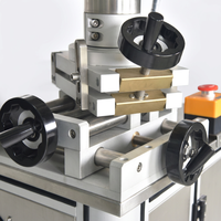 Machine d'étiquetage automatique double face à grande vitesse pour bouteilles ovales plates de shampoing cosmétique avec étiquettes autocollantes sur deux côtés
