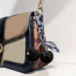 Porte-clés créatif en résine 3D en forme de cerise, accessoires de sac pour femme et fille, pendentif de voiture, petits charms, cadeau toutes saisons - Product Image 3