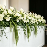 Chemin de table personnalisé en lys artificiels blancs, arrangement floral artificiel avec verdure tombante pour la décoration de scène de mariage et de banquet