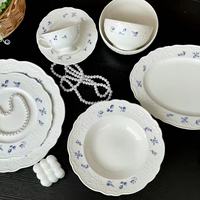Assiettes à dîner, tasses à café et soucoupes en porcelaine bleue de style vintage français, décorées de dentelle et de motifs en relief, compatibles micro-ondes
