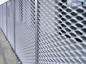 Pannello di recinzione modulare in lamiera stirata, facile da montare per recinzioni temporanee di cantieri edili - Product Image 4