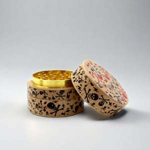 Molino de Hierbas CANNA con Tapa de Madera, Diseño de Dientes de Rayo, Transparente, con Cepillo y Raspador, Molinillo de Especias de Aleación de Zinc de 4 Piezas para Cocina - Product Image 3