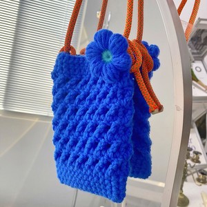 Sac bandoulière pour téléphone en tricot de laine fait main, motif floral, doublure en coton, style frais et doux, prêt à l'emploi, vente en gros, motif Petite Rouge Capuche - Product Image 3