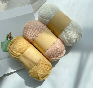 Bonne vente 63% doigté <span class=keywords><strong>laine</strong></span> mérinos 32% bébé alpaga 5% nylon mélangé fil à <span class=keywords><strong>tricoter</strong></span> à la main pour écharpe à <span class=keywords><strong>tricoter</strong></span> - Product Image 4
