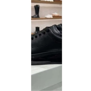 Vente en gros de baskets à semelle épaisse avec coussin d'air entièrement noires, chaussures plateforme en cuir avec logo personnalisé pour hommes et femmes - Product Image 2