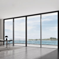 Porte coulissante panoramique moderne en verre et alliage d'aluminium avec cadres verticaux fins pour balcon extérieur de penthouse