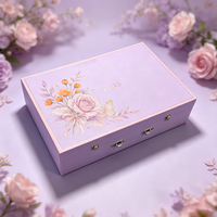 Boîte cadeau de luxe violette et rose à motifs floraux et papillons, boîte rigide à rabat avec logo personnalisé et fermoir métallique, emballage cadeau pour cosmétiques et soins de la peau