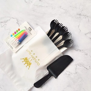 Ensemble de couverts pour gâteau d'anniversaire, fourchettes et spatule en plastique noir avec bougies colorées pour fournitures de fête - Product Image 1