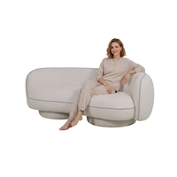 Canapé moderne en tissu bouclé crème avec base en piédestal, canapé rembourré à profil bas pour le salon et la décoration des halls d'hôtel