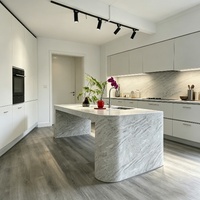 Îlot de cuisine modulaire personnalisé en quartz blanc écologique avec évier, tiroir et rangement moderne en cascade pour appartement