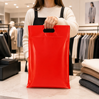 Sac de courses en plastique imprimé sur mesure avec poignée découpée, logo multicolore personnalisable pour le commerce de détail, les vêtements et l'emballage cadeau
