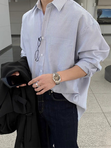 Großhandel Amerikanischer Gestreifter Loser Langarm-Cardigan mit Taschen Herrenhemd für Anzug als Unterhemd - Product Image 4
