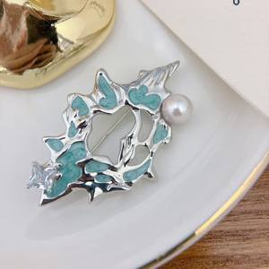 Broche de Flores para el Pecho de Mujer de Alta Gama, Diseño de Nicho Pequeño con Textura Metálica Plegada para Decoración de Cuello de Vestido Nuevo - Product Image 3