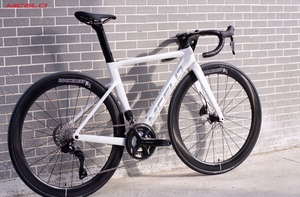 จักรยานเสือหมอบ SPEEDKING คาร์บอนทั้งคัน ชุดขับเคลื่อนอิเล็กทรอนิกส์ SHIMANO 105 Di2 R7170 24 สปีด เบรคไฮดรอลิกดิสก์ ล้อคาร์บอน สำหรับการแข่งขัน - Product Image 3