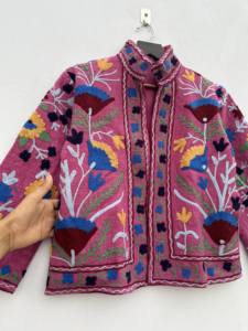 Veste en coton élégante faite à la main Suzani rose pour femmes hiver tendance vêtements d'extérieur belle broderie ouverte sur le devant imprimé polaire - Product Image 5