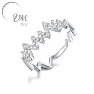 VM. Bijoux Série CHIC Bague unisexe en or 18 carats en forme de M Style classique sertie de diamants Certifiée NGTC - Product Image 1