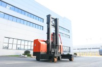 Chariot élévateur électrique multidirectionnel à quatre voies avec cabine pour le stockage en entrepôt