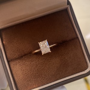 Anello Nuziale Classico Personalizzato <span class=keywords><strong>con</strong></span> Diamante Coltivato <span class=keywords><strong>in</strong></span> Laboratorio Taglio Radiant Certificato IGI 14k/18k <span class=keywords><strong>Oro</strong></span> D/E/F/VVS VS VVS e <span class=keywords><strong>Pietre</strong></span> Laterali Incastonate - Product Image 5