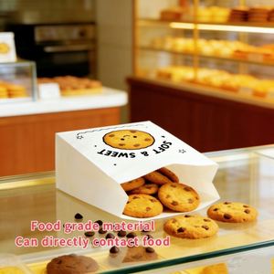 Sacs de boulangerie en papier kraft blanc biodégradable et recyclé, avec fenêtre et fermeture à languette rose, pour biscuits, chocolats et bonbons - Product Image 4