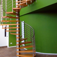 Escalier en colimaçon élégant en acier inoxydable et bois massif, design durable et peu encombrant