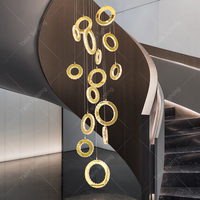 Lustres d'escalier circulaires en cristal doré nouvellement conçus lumière en cristal pour les lustres d'anneau de plafond simples de salon