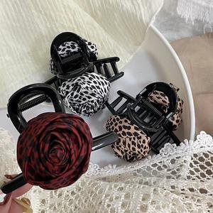 Nouvelle pince à cheveux coréenne à imprimé léopard avec fleur rose, pince à cheveux en plastique antidérapante pour femmes, accessoires de mode pour cheveux pour un usage quotidien - Product Image 1