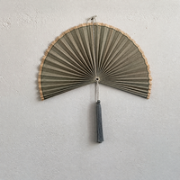Éventail mural en bambou, Décoration murale en brins rayonnants avec pompon, Décoration sur mesure, Vente en gros OEM, Décoration murale en bambou