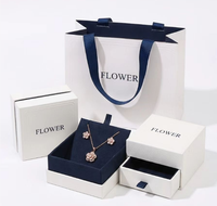 Boîte à bijoux carrée blanche personnalisée de luxe, emballage avec doublure en velours bleu foncé, boîte rigide avec poignée en satin bleu marine, sac cadeau en papier