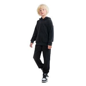 Fabricantes de Ropa Infantil de Algodón, Conjunto de Sudadera con Capucha y Pantalones Deportivos Personalizados de Alta Calidad, 320 g/m², Venta al Por Mayor - Product Image 3