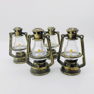 Lampe à pétrole miniature vintage en bronze vieilli, modèle rétro, avec cadre portable, pour maison de poupée, micro-paysage, ornement DIY, idéal pour les fêtes - Product Image 1