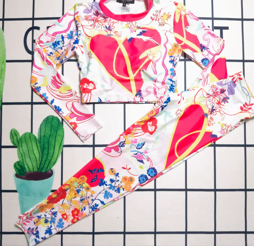 Conjunto femenino con estampado de corazón rojo y letras de marca de lujo, Top de manga larga, mallas ajustadas, traje de Yoga de dos piezas, logotipo personalizado