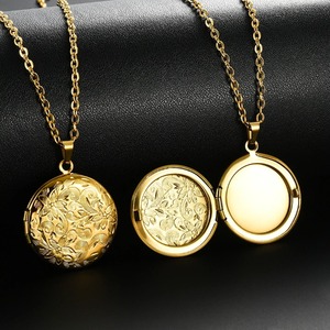 Collana con Ciondolo Portafoto Rotondo Intagliato a Fiore, in Acciaio Inossidabile, Lucido a Specchio, Apribile, per Uomo e Donna, Gioiello Commemorativo - Product Image 5