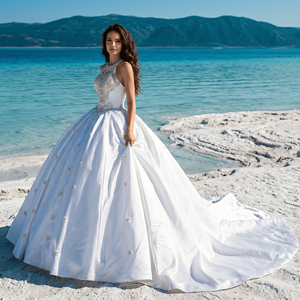 Vestido de Novia Moderno Xs255 con Estampado Floral, Apliques de Cristal y Cola Larga Tipo Capilla - Product Image 1