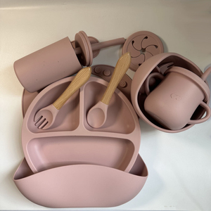 Juego de 9 piezas de vajilla de silicona para bebés, con baberos, platos y cuencos con ventosa, ideal para la alimentación y destete de bebés. ¡Gran oferta! - Product Image 4