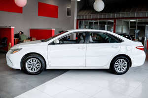 Rendimiento de alta calidad T0yota Cammry LE perfectamente usado con un modelo 2017 de transmisión automática de 6 velocidades disponible para la venta - Product Image 4