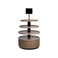 Table de présentation promotionnelle pour la vente au détail, design multi-niveaux pour un grand espace intérieur. Idéal pour la présentation de produits promotionnels en supermarché.